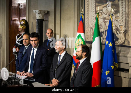 Rom, Italien. 12 Apr, 2018. Vorläufige Demokratische Partei Sekretär Maurizio Martina (3. R, vorne) spricht zu den Medien an der Quirinale Palast in Rom, der Hauptstadt Italiens, am 12. April 2018. Am ersten Tag der zweiten Runde der Italienischen formale Regierung spricht endete in einer scheinbaren stall Donnerstag, wie die führenden politischen Parteien in ihre entgegengesetzten Positionen gegraben. Credit: Jin Yu/Xinhua/Alamy leben Nachrichten Stockfoto