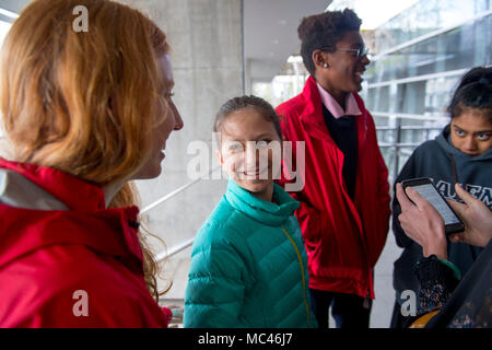 Eugene, Oregon, USA. 12 Apr, 2018. Jugend die Kläger, von links, TIA HATTON, HAZEL VAN EMMERSEN, ISAAC VERGUN, und MIKO VERGUN sind nach der Anhörung in der Juliana v. USA Klimawandel Klage vor dem Bundesgericht in Eugene interviewt. Der Fall bezieht 21 junge Kläger aus den gesamten Vereinigten Staaten verklagt die Trumpf-Administration über den Klimawandel. Am Donnerstag der Bezirk Richter in der Verhandlung am Okt. 29, 2018 in Eugene zu beginnen. Credit: Robin Loznak/ZUMA Draht/Alamy leben Nachrichten Stockfoto