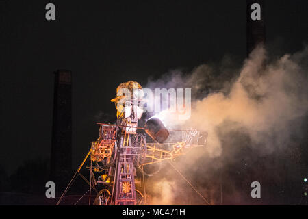 Swansea, Wales, UK. 12. April 2018. Sound, Licht, Dampf, und Feuerwerk Nacht Anzeige von "Der Mann Motor', bei Hafod-Morfa Copperworks,Swansea, Wales, Großbritannien Swansea, Wales, UK. 12 Apr, 2018. "Die MAN-Motor' in Swansea, Wales, UK.' Der Mann Motor' in Swansea angekommen als Teil eines größeren - als - Leben Tour, erzählt die Geschichte, wie die industrielle Revolution geprägt Wales. Als Teil der "Motor" der Auferstehung Tour durch Großbritannien, die Waliser Besuch ist, "ein Motor Cymru Credit: Paul Quayle/Alamy leben Nachrichten Stockfoto