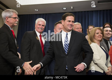 Phoenix, Arizona, USA. 12 Apr, 2018. Reg. DOUG DUCEY grüßt Zustandgesetzgeber während einer Pressekonferenz am Donnerstag, 12. April 2018, am State Capitol in Phoenix, Arizona. Nach Druck und Demonstrationen durch die Befürwortung Gruppe Arizona Erzieher United, Ducey angekündigt, einen Plan, der Arizona Lehrergehälter erhöhen, 20 Prozent vom 2020-21 Schuljahr. Credit: Ben Moffat/über ZUMA ZUMA Kabel/Kabel/Alamy leben Nachrichten Stockfoto