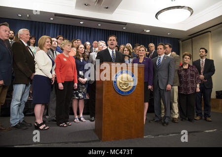 Phoenix, Arizona, USA. 12 Apr, 2018. Reg. DOUG DUCEY spricht während einer Pressekonferenz am Donnerstag, 12. April 2018, am State Capitol in Phoenix, Arizona. Nach Druck und Demonstrationen durch die Befürwortung Gruppe Arizona Erzieher United, Ducey angekündigt, einen Plan, der Arizona Lehrergehälter erhöhen, 20 Prozent vom 2020-21 Schuljahr. Credit: Ben Moffat/über ZUMA ZUMA Kabel/Kabel/Alamy leben Nachrichten Stockfoto