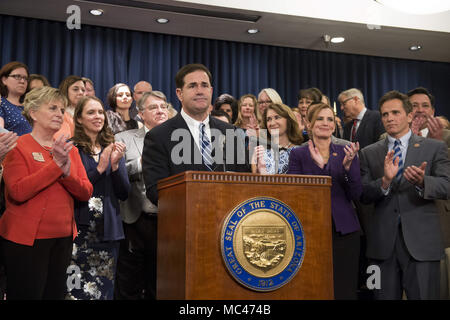 Phoenix, Arizona, USA. 12 Apr, 2018. Reg. DOUG DUCEY spricht während einer Pressekonferenz am Donnerstag, 12. April 2018, am State Capitol in Phoenix, Arizona. Nach Druck und Demonstrationen durch die Befürwortung Gruppe Arizona Erzieher United, Ducey angekündigt, einen Plan, der Arizona Lehrergehälter erhöhen, 20 Prozent vom 2020-21 Schuljahr. Credit: Ben Moffat/über ZUMA ZUMA Kabel/Kabel/Alamy leben Nachrichten Stockfoto