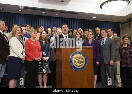 Phoenix, Arizona, USA. 12 Apr, 2018. Reg. DOUG DUCEY spricht während einer Pressekonferenz am Donnerstag, 12. April 2018, am State Capitol in Phoenix, Arizona. Nach Druck und Demonstrationen durch die Befürwortung Gruppe Arizona Erzieher United, Ducey angekündigt, einen Plan, der Arizona Lehrergehälter erhöhen, 20 Prozent vom 2020-21 Schuljahr. Credit: Ben Moffat/über ZUMA ZUMA Kabel/Kabel/Alamy leben Nachrichten Stockfoto