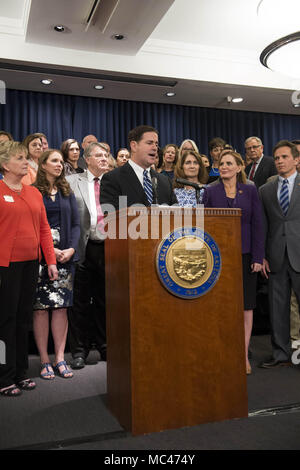 Phoenix, Arizona, USA. 12 Apr, 2018. Reg. DOUG DUCEY spricht während einer Pressekonferenz am Donnerstag, 12. April 2018, am State Capitol in Phoenix, Arizona. Nach Druck und Demonstrationen durch die Befürwortung Gruppe Arizona Erzieher United, Ducey angekündigt, einen Plan, der Arizona Lehrergehälter erhöhen, 20 Prozent vom 2020-21 Schuljahr. Credit: Ben Moffat/über ZUMA ZUMA Kabel/Kabel/Alamy leben Nachrichten Stockfoto