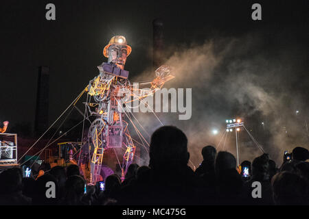 Swansea, Wales, UK. 12. April 2018. Sound, Licht, Dampf, und Feuerwerk Nacht Anzeige von "Der Mann Motor', bei Hafod-Morfa Copperworks,Swansea, Wales, Großbritannien Swansea, Wales, UK. 12 Apr, 2018. "Die MAN-Motor' in Swansea, Wales, UK.' Der Mann Motor' in Swansea angekommen als Teil eines größeren - als - Leben Tour, erzählt die Geschichte, wie die industrielle Revolution geprägt Wales. Als Teil der "Motor" der Auferstehung Tour durch Großbritannien, die Waliser Besuch ist, "ein Motor Cymru Credit: Paul Quayle/Alamy leben Nachrichten Stockfoto