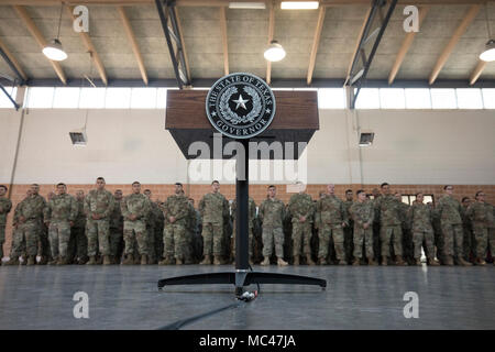 Weslaco, Texas, 12. April 2018: Truppen an der National Guard Armory treffen im Süden von Texas, wie sie Worte der Ermutigung von Gouverneur Greg Abbott hören während der Vorbereitung für depolyment Anden Texas-Mexico Border. Die Soldaten werden in einer unterstützenden Rolle mit Bundesgrenzschutz und Nationalgardisten. Credit: Bob Daemmrich/Alamy leben Nachrichten Stockfoto