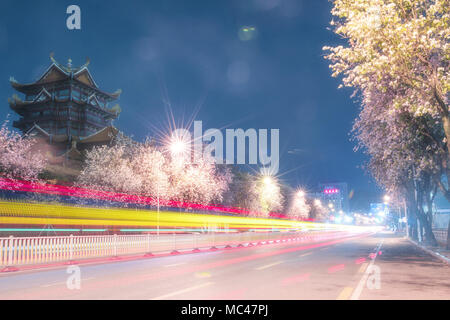 Fuzhou, Fuzhou, China. 13 Apr, 2018. Fuzhou, China 13. April 2018: Nacht Landschaft der blühenden Blumen und alten Gebäude auf Gongye Straße in Fuzhou, Provinz Fujian im Südosten Chinas (bearbeitete Fotos) Credit: SIPA Asien/ZUMA Draht/Alamy leben Nachrichten Stockfoto