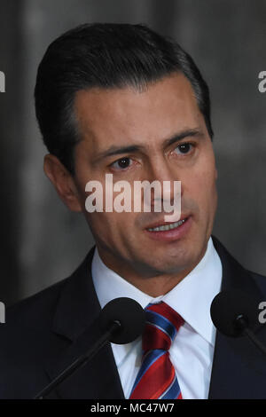 Mexiko City, Mexiko. 12. April 2018. Mexikos Präsident Enrique Peña Nieto beobachtet, als er beim Besuch des Ministerpräsidenten von Norwegen Erna Solberg, der bei einer Pressekonferenz zum Thema Energie an der Nationalpalast in Mexiko-Stadt. Credit: SOPA Images Limited/Alamy leben Nachrichten Stockfoto