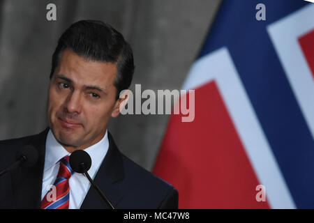 Mexiko City, Mexiko. 12. April 2018. Mexikos Präsident Enrique Peña Nieto beobachtet, als er beim Besuch des Ministerpräsidenten von Norwegen Erna Solberg, der bei einer Pressekonferenz zum Thema Energie an der Nationalpalast in Mexiko-Stadt. Credit: SOPA Images Limited/Alamy leben Nachrichten Stockfoto