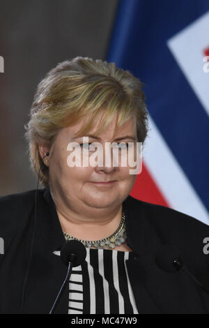 Mexiko City, Mexiko. 12. April 2018. Ministerpräsidenten von Norwegen Erna Solberg beobachtet, als er bei einer Pressekonferenz zum Thema Energie an der Nationalpalast in Mexiko-Stadt. Credit: SOPA Images Limited/Alamy leben Nachrichten Stockfoto