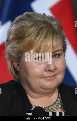 Mexiko City, Mexiko. 12. April 2018. Ministerpräsidenten von Norwegen Erna Solberg beobachtet, als er bei einer Pressekonferenz zum Thema Energie an der Nationalpalast in Mexiko-Stadt. Credit: SOPA Images Limited/Alamy leben Nachrichten Stockfoto