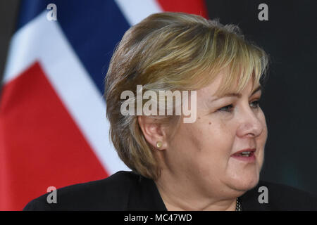 Mexiko City, Mexiko. 12. April 2018. Ministerpräsidenten von Norwegen Erna Solberg beobachtet, als er bei einer Pressekonferenz zum Thema Energie an der Nationalpalast in Mexiko-Stadt. Credit: SOPA Images Limited/Alamy leben Nachrichten Stockfoto