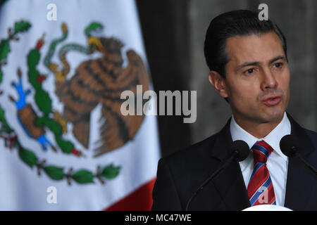 Mexiko City, Mexiko. 12. April 2018. Mexikos Präsident Enrique Peña Nieto beobachtet, als er beim Besuch des Ministerpräsidenten von Norwegen Erna Solberg, der bei einer Pressekonferenz zum Thema Energie an der Nationalpalast in Mexiko-Stadt. Credit: SOPA Images Limited/Alamy leben Nachrichten Stockfoto