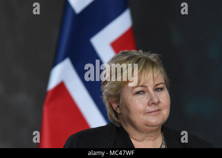 Mexiko City, Mexiko. 12. April 2018. Ministerpräsidenten von Norwegen Erna Solberg beobachtet, als er bei einer Pressekonferenz zum Thema Energie an der Nationalpalast in Mexiko-Stadt. Credit: SOPA Images Limited/Alamy leben Nachrichten Stockfoto