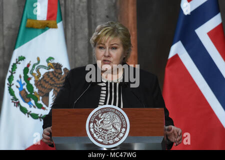 Mexiko City, Mexiko. 12. April 2018. Ministerpräsidenten von Norwegen Erna Solberg beobachtet, als er bei einer Pressekonferenz zum Thema Energie an der Nationalpalast in Mexiko-Stadt. Credit: SOPA Images Limited/Alamy leben Nachrichten Stockfoto