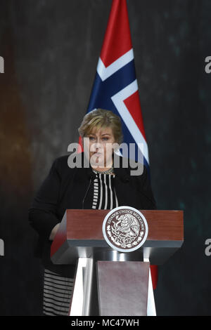 Mexiko City, Mexiko. 12. April 2018. Ministerpräsidenten von Norwegen Erna Solberg beobachtet, als er bei einer Pressekonferenz zum Thema Energie an der Nationalpalast in Mexiko-Stadt. Credit: SOPA Images Limited/Alamy leben Nachrichten Stockfoto