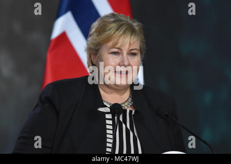 Mexiko City, Mexiko. 12. April 2018. Ministerpräsidenten von Norwegen Erna Solberg beobachtet, als er bei einer Pressekonferenz zum Thema Energie an der Nationalpalast in Mexiko-Stadt. Credit: SOPA Images Limited/Alamy leben Nachrichten Stockfoto