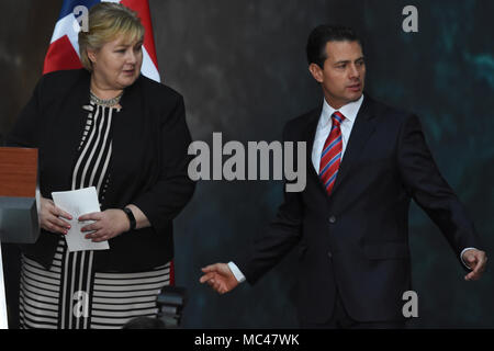 Mexiko City, Mexiko. 12. April 2018. Mexikos Präsident Enrique Peña Nieto und Ministerpräsidenten von Norwegen Erna Solberg, während einer Pressekonferenz auf das Thema Energie auf dem Nationalen Palast in Mexiko Stadt gesehen zu haben. Credit: SOPA Images Limited/Alamy leben Nachrichten Stockfoto