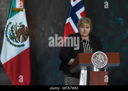 Mexiko City, Mexiko. 12. April 2018. Ministerpräsidenten von Norwegen Erna Solberg beobachtet, als er bei einer Pressekonferenz zum Thema Energie an der Nationalpalast in Mexiko-Stadt. Credit: SOPA Images Limited/Alamy leben Nachrichten Stockfoto