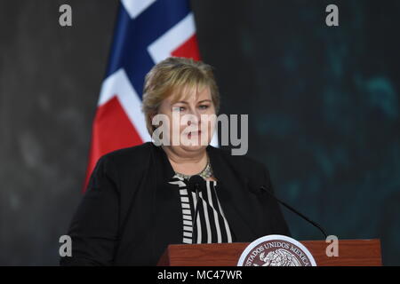 Mexiko City, Mexiko. 12. April 2018. Ministerpräsidenten von Norwegen Erna Solberg beobachtet, als er bei einer Pressekonferenz zum Thema Energie an der Nationalpalast in Mexiko-Stadt. Credit: SOPA Images Limited/Alamy leben Nachrichten Stockfoto