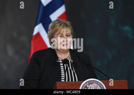 Mexiko City, Mexiko. 12 Apr, 2018. Ministerpräsidenten von Norwegen Erna Solberg beobachtet, als er bei einer Pressekonferenz zum Thema Energie an der Nationalpalast in Mexiko-Stadt. Credit: Carlos Tischler/SOPA Images/ZUMA Draht/Alamy leben Nachrichten Stockfoto