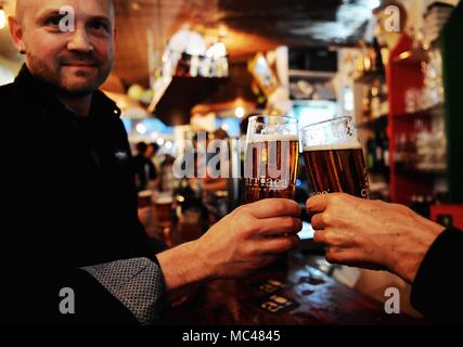 Madrid, Spanien. 12 Apr, 2018. Die Leute trinken Bier in einer Bar in der Lavapies Viertel von Madrid, Spanien, 12. April 2018. Die vierte Lavapies Handwerk Bier Woche war am 9. April eröffnet, mit 400 Arten von Bier durch über 30 Brauereien vorgestellt. Quelle: Guo Qiuda/Xinhua/Alamy leben Nachrichten Stockfoto