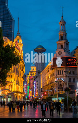 Shanghai, Shanghai, China. 13 Apr, 2018. Shanghai, China 12. April 2018: Nacht Blick auf Shanghai, China. Credit: SIPA Asien/ZUMA Draht/Alamy leben Nachrichten Stockfoto