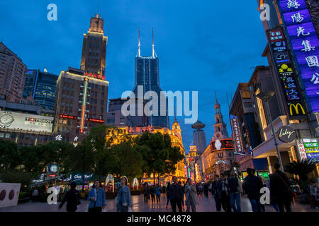 Shanghai, Shanghai, China. 13 Apr, 2018. Shanghai, China 12. April 2018: Nacht Blick auf Shanghai, China. Credit: SIPA Asien/ZUMA Draht/Alamy leben Nachrichten Stockfoto