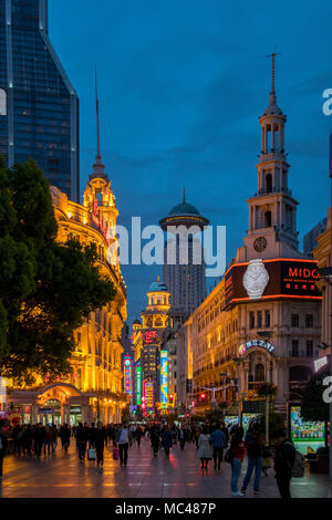 Shanghai, Shanghai, China. 13 Apr, 2018. Shanghai, China 12. April 2018: Nacht Blick auf Shanghai, China. Credit: SIPA Asien/ZUMA Draht/Alamy leben Nachrichten Stockfoto