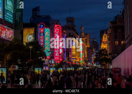 Shanghai, Shanghai, China. 13 Apr, 2018. Shanghai, China 12. April 2018: Nacht Blick auf Shanghai, China. Credit: SIPA Asien/ZUMA Draht/Alamy leben Nachrichten Stockfoto