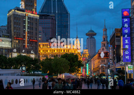 Shanghai, Shanghai, China. 13 Apr, 2018. Shanghai, China 12. April 2018: Nacht Blick auf Shanghai, China. Credit: SIPA Asien/ZUMA Draht/Alamy leben Nachrichten Stockfoto