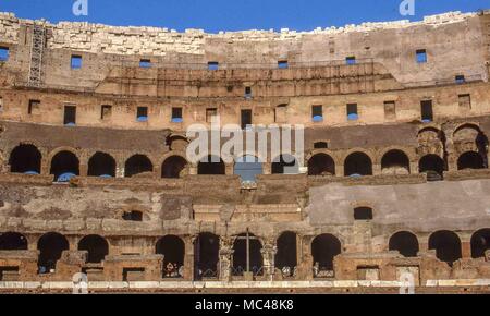 Rom, Italien. 1. Dez, 1989. Das größte Amphitheater, das jemals gebaut wurde, die Römischen Kolosseum wurde von Kaiser Vespasian im AD 72 begonnen. In der Mitte der Stadt von Rom, Italien, teilweise von Schäden durch Erdbeben und Stein - Räuber ruiniert, das Kolosseum ist ein iconic Symbol des Kaiserlichen Roms und einer der beliebtesten Sehenswürdigkeiten in Rom. Credit: Arnold Drapkin/ZUMA Draht/Alamy leben Nachrichten Stockfoto