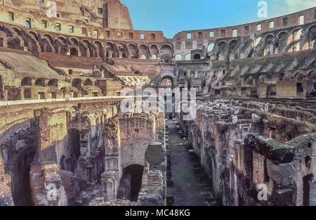 Rom, Italien. 1. Dez, 1989. Das größte Amphitheater, das jemals gebaut wurde, die Römischen Kolosseum wurde von Kaiser Vespasian im AD 72 begonnen. In der Mitte der Stadt von Rom, Italien, teilweise von Schäden durch Erdbeben und Stein - Räuber ruiniert, das Kolosseum ist ein iconic Symbol des Kaiserlichen Roms und einer der beliebtesten Sehenswürdigkeiten in Rom. Credit: Arnold Drapkin/ZUMA Draht/Alamy leben Nachrichten Stockfoto