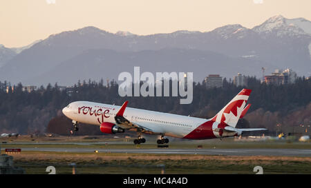 März 10, 2018 - Richmond, British Columbia, Kanada - ein Air Canada Rouge Boeing 767-300ER (C-FIYE) wide-Body-jet Airliner zieht aus Vancouver International Airport. (Bild: © bayne Stanley über ZUMA Draht) Stockfoto