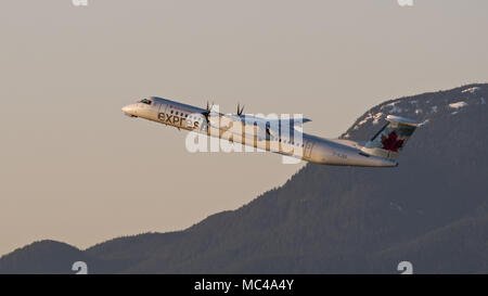 März 10, 2018 - Richmond, British Columbia, Kanada - ein Air Canada Express Bombardier Dash 8 Q400 (C-GJZA) zweimotorige Turboprop regional Airliner, vom Jazz betrieben, zieht aus Vancouver International Airport. Jazz Aviation LP (Jazz) ist eine Tochtergesellschaft der Chorus Aviation Inc., das in Dartmouth, Nova Scotia, Kanada gehabt. (Bild: © bayne Stanley über ZUMA Draht) Stockfoto