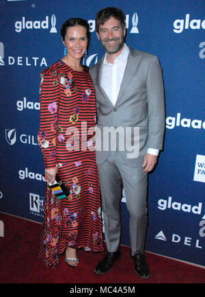 Beverly Hills, Kalifornien, USA. 12. April 2018. (L-R) Schauspielerin Katie Aselton und Schauspieler Mark Duplass nehmen an der 29. jährliche GLAAD Media Awards im Beverly Hilton Hotel, im April 12, 2-18 in Beverly Hills, Kalifornien. Foto von Barry King/Alamy leben Nachrichten Stockfoto