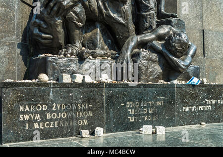 Vor dem Nathan Rappaport's Warschau Ghetto Monument. Die Bronzeerleichterung zeigt den Heldenmut der jüdischen Widerstandskämpfer Polen. Stockfoto