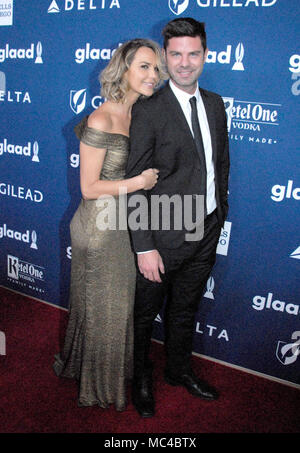 BEVERLY HILLS, Ca - 12. April: (L-R) Schauspielerin Arielle Kebbel und Schauspieler Sterling Jones nehmen an der 29. jährliche GLAAD Media Awards im Beverly Hilton Hotel, im April 12, 2-18 in Beverly Hills, Kalifornien. Foto von Barry King/Alamy leben Nachrichten Stockfoto