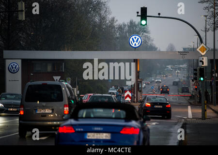 13 April 2018, Deutschland, Wolfsburg: Autos fahren auf der Volkswagen Website. Die Ergebnisse der Verwaltungsrat in Bezug auf die Umleitung des Unternehmens wird heute morgen auf einer Pressekonferenz vorgestellt werden. Foto: Swen Pförtner/dpa Stockfoto