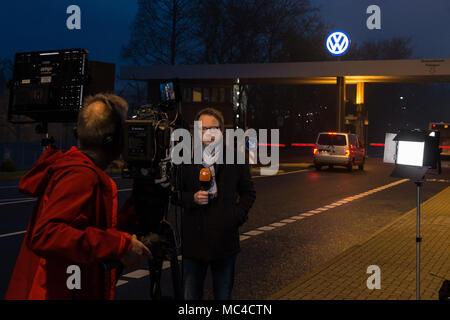 13 April 2018, Deutschland, Wolfsburg: ein Kamerateam von der Station ZDF stehen bei den Unternehmen vor Ort. Die Ergebnisse der Verwaltungsrat in Bezug auf die Umleitung des Unternehmens wird heute morgen auf einer Pressekonferenz vorgestellt werden. Foto: Swen Pförtner/dpa Stockfoto