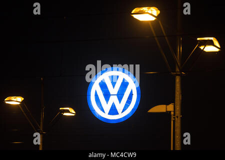 13 April 2018, Deutschland, Wolfsburg: Volkswagen Logo leuchtet in einem Fabrikgebäude. Die Ergebnisse der Verwaltungsrat in Bezug auf die Umleitung des Unternehmens wird heute morgen auf einer Pressekonferenz vorgestellt werden. Foto: Swen Pförtner/dpa Stockfoto