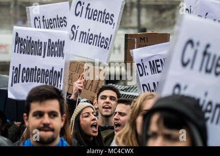 Madrid, Spanien. 12 Apr, 2018. Studenten der Universität Rey Juan Carlos Protest fordern den Rücktritt des Präsidenten der Gemeinschaft von Madrid Cristina Cifuentes und der Rektor der Universität, Javier Ramos, für den Skandal der vermeintlichen falschen Grad der cifuentes, in Madrid, Spanien. Credit: Marcos del Mazo/Alamy leben Nachrichten Stockfoto