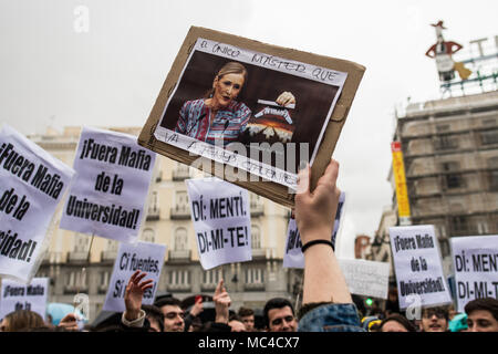 Madrid, Spanien. 12 Apr, 2018. Studenten der Universität Rey Juan Carlos Protest fordern den Rücktritt des Präsidenten der Gemeinschaft von Madrid Cristina Cifuentes und der Rektor der Universität, Javier Ramos, für den Skandal der vermeintlichen falschen Grad der cifuentes, in Madrid, Spanien. Credit: Marcos del Mazo/Alamy leben Nachrichten Stockfoto