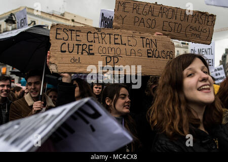 Madrid, Spanien. 12 Apr, 2018. Studenten der Universität Rey Juan Carlos Protest fordern den Rücktritt des Präsidenten der Gemeinschaft von Madrid Cristina Cifuentes und der Rektor der Universität, Javier Ramos, für den Skandal der vermeintlichen falschen Grad der cifuentes, in Madrid, Spanien. Credit: Marcos del Mazo/Alamy leben Nachrichten Stockfoto