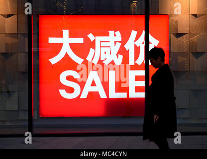 Shenyan, Shenyan, China. 12 Apr, 2018. Shenyang, China 12. April 2018: Frühling Sales bei einem Einkaufszentrum in Shenyang, Provinz Liaoning im Nordosten Chinas. Credit: SIPA Asien/ZUMA Draht/Alamy leben Nachrichten Stockfoto