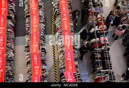 Shenyan, Shenyan, China. 12 Apr, 2018. Shenyang, China 12. April 2018: Frühling Sales bei einem Einkaufszentrum in Shenyang, Provinz Liaoning im Nordosten Chinas. Credit: SIPA Asien/ZUMA Draht/Alamy leben Nachrichten Stockfoto