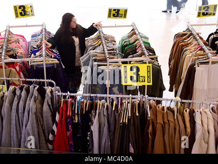 Shenyan, Shenyan, China. 12 Apr, 2018. Shenyang, China 12. April 2018: Frühling Sales bei einem Einkaufszentrum in Shenyang, Provinz Liaoning im Nordosten Chinas. Credit: SIPA Asien/ZUMA Draht/Alamy leben Nachrichten Stockfoto