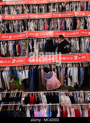 Shenyan, Shenyan, China. 12 Apr, 2018. Shenyang, China 12. April 2018: Frühling Sales bei einem Einkaufszentrum in Shenyang, Provinz Liaoning im Nordosten Chinas. Credit: SIPA Asien/ZUMA Draht/Alamy leben Nachrichten Stockfoto