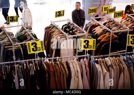 Shenyan, Shenyan, China. 12 Apr, 2018. Shenyang, China 12. April 2018: Frühling Sales bei einem Einkaufszentrum in Shenyang, Provinz Liaoning im Nordosten Chinas. Credit: SIPA Asien/ZUMA Draht/Alamy leben Nachrichten Stockfoto