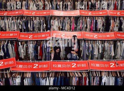 Shenyan, Shenyan, China. 12 Apr, 2018. Shenyang, China 12. April 2018: Frühling Sales bei einem Einkaufszentrum in Shenyang, Provinz Liaoning im Nordosten Chinas. Credit: SIPA Asien/ZUMA Draht/Alamy leben Nachrichten Stockfoto